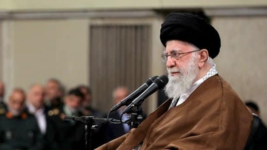 ایران نے واٹس اپ اور گوگل پلے پر عائد پابندی ہٹا دی، حجاب کے نئے قانُون پہ بھی لگائی روک