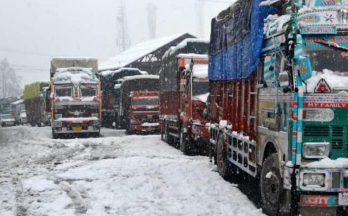 جموں سرینگر قومی شاہراہ برفباری، پھسلن کی وجہ سے رہی آج بند