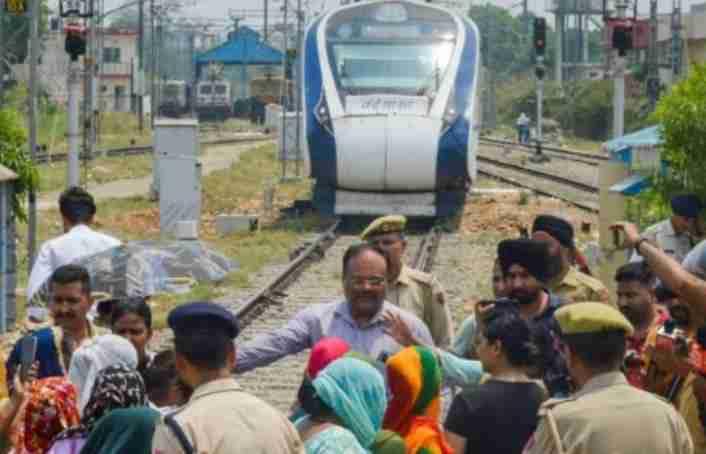 کشمیر کے لیے خصوصی تیار کردہ وندے بھارت ایکسپریس ٹرین پہنچی جموں