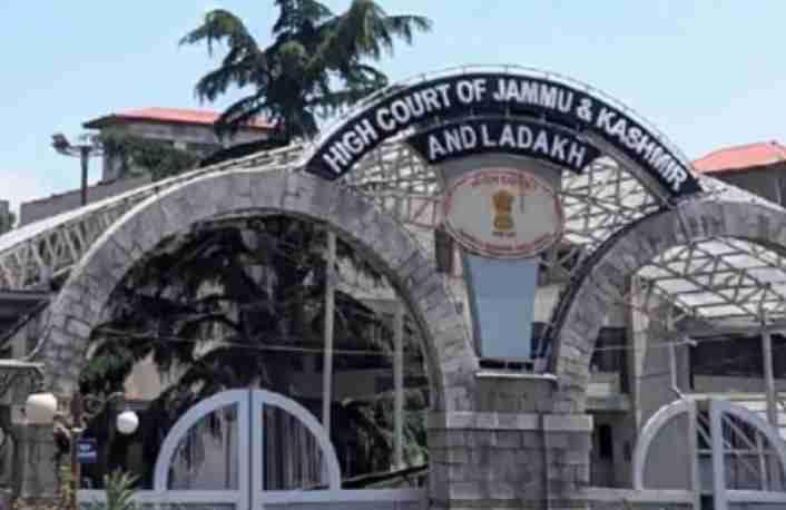 جموں کشمیر ہائی کورٹ نے عدالت کے احاطے سے لڑکی کو زبردستی ہٹانے پر برہمی کا اظہار کرتے ہوئے شیلٹر ہوم لاجمنٹ کا حکم دیا