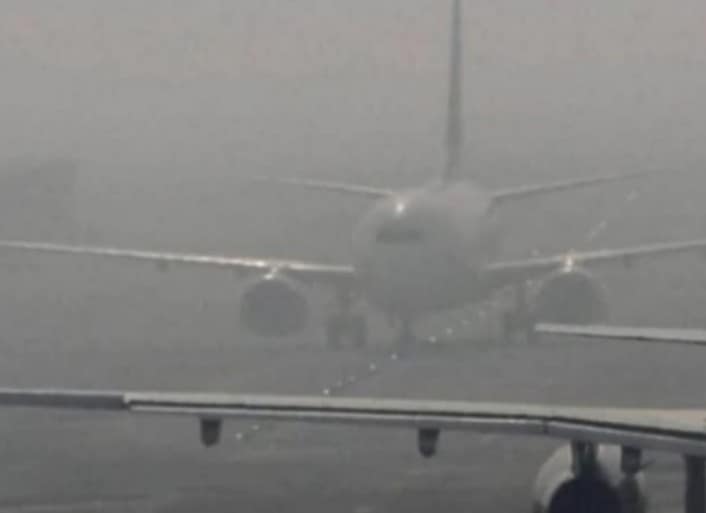 شدید دھند اور برف باری کے بعد سری نگر کے ہوائی اڈے پر فلائٹ آپریشن دوبارہ شروع