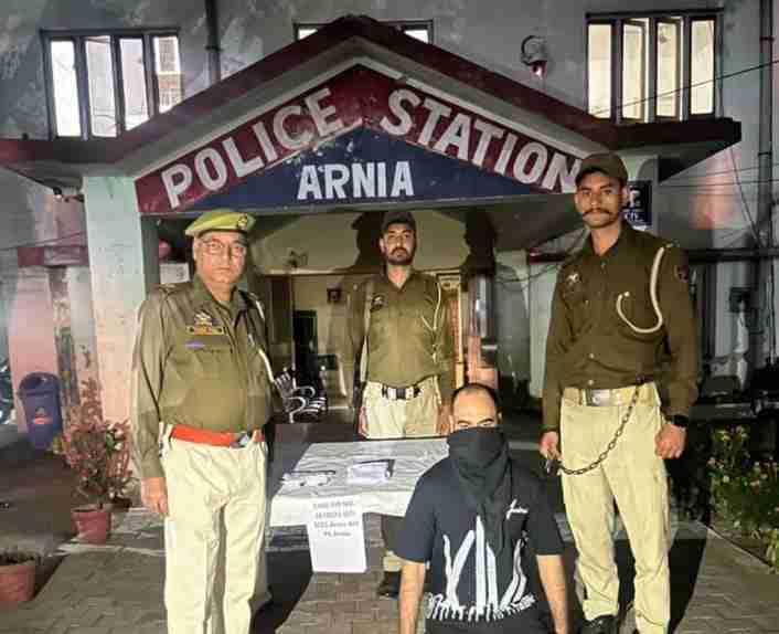 جموں پولیس نے ارنیہ علاقے سے کیا مجرم گرفتار، پستول برآمد