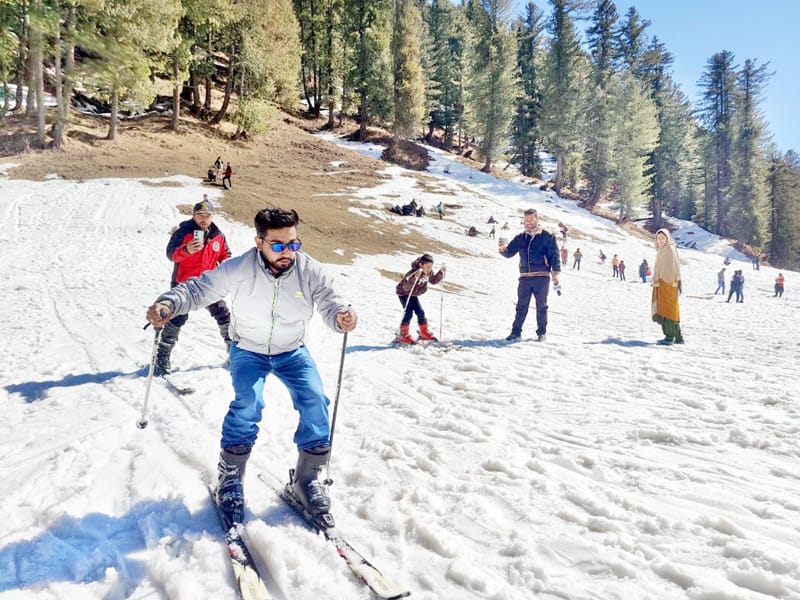 بھدرواہ گلڈنڈہ میں سکینگ متعارف، موسمِ سرما میں سیاحت کے فروغ کے لیے اہم قدم