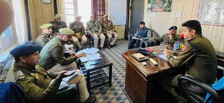 ایس ایس پی ڈوڈہ نے بھدرواہ میں افسران کے ساتھ میٹنگ کی منعقد علاقے میں جرائم اور آپریشنل تیاریوں کا لیا جائزہ