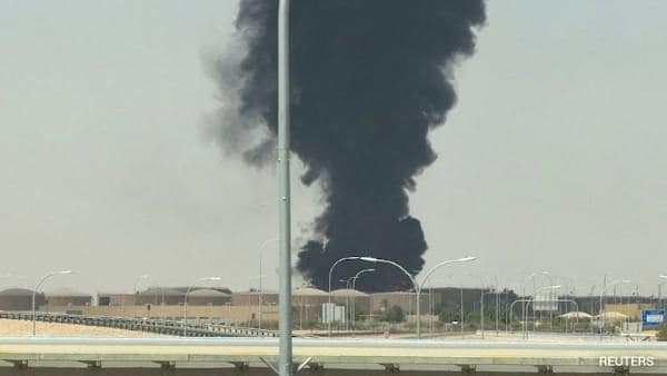 Yemen Fighting, Saudi Arabia, Riyadh Airport: ریاض ایئرپورٹ کے قریب آرامکو فیول ٹینک میں آگ، دھماکوں کی آوازیں، پروازیں متاثر